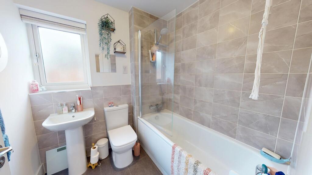 1 Ridge Lane- Main bathroom