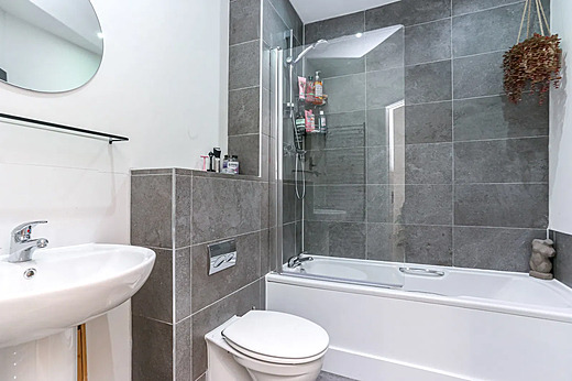 10 Meadow Edge Close- Bathroom