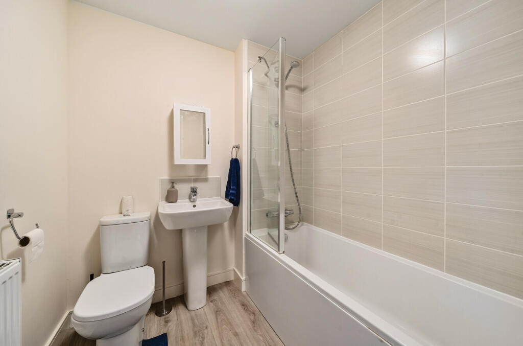 11 Rosemary Close- Main bath