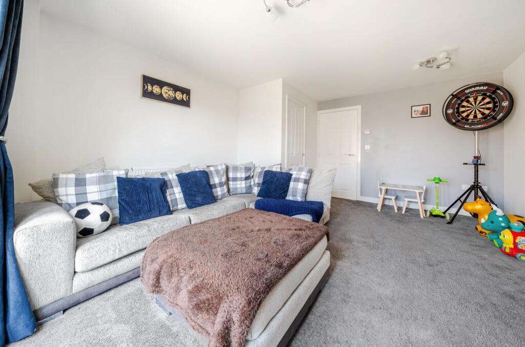 12 Swallow View - Living room