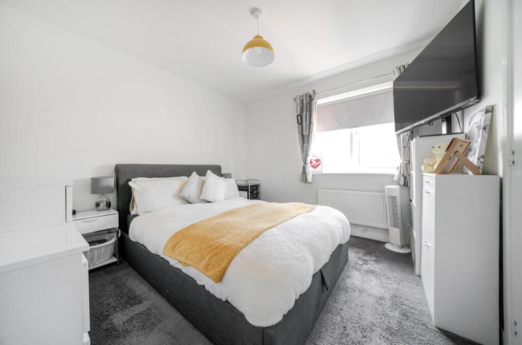 12 Swallow View - Primary bedroom