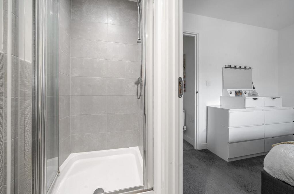 12 Swallow View - En-suite bedroom