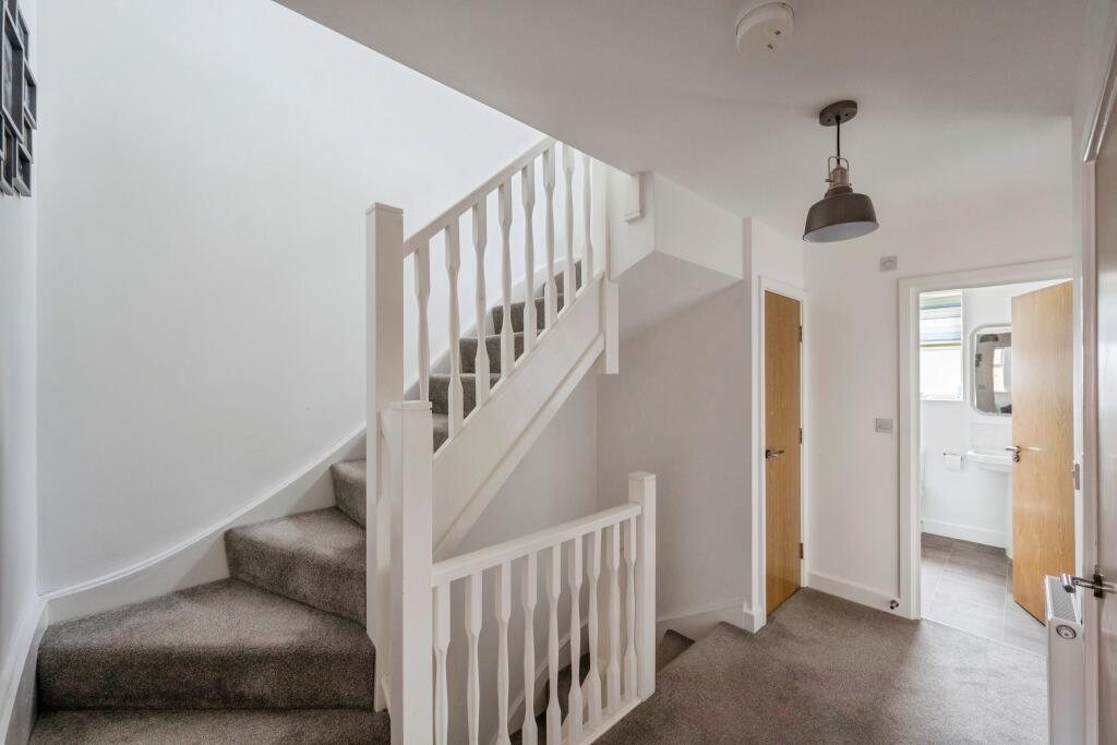 16 Brodsworth Court - Hallway