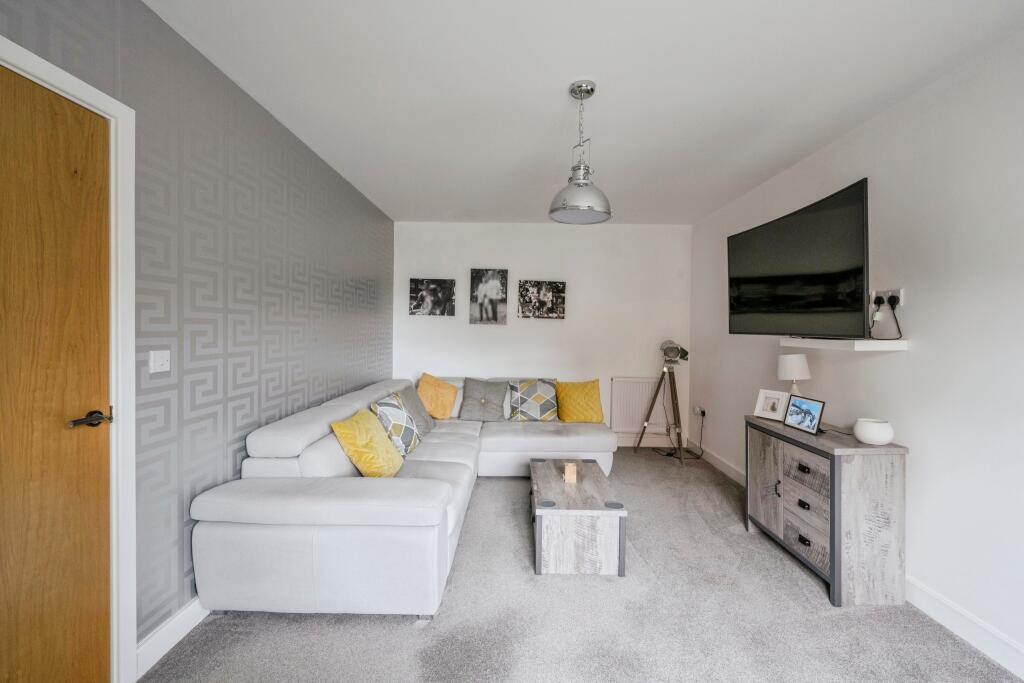 16 Brodsworth Court - Living room