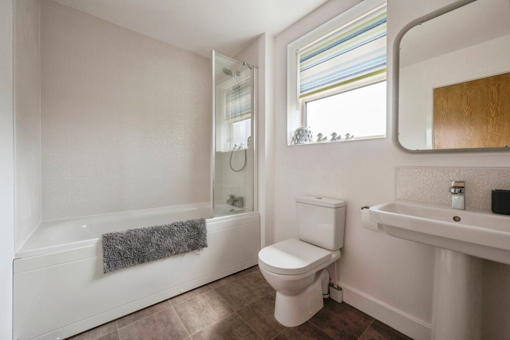 16 Brodsworth Court - Primary bath
