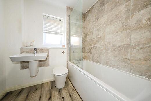 18 Appletree Close- Main bath