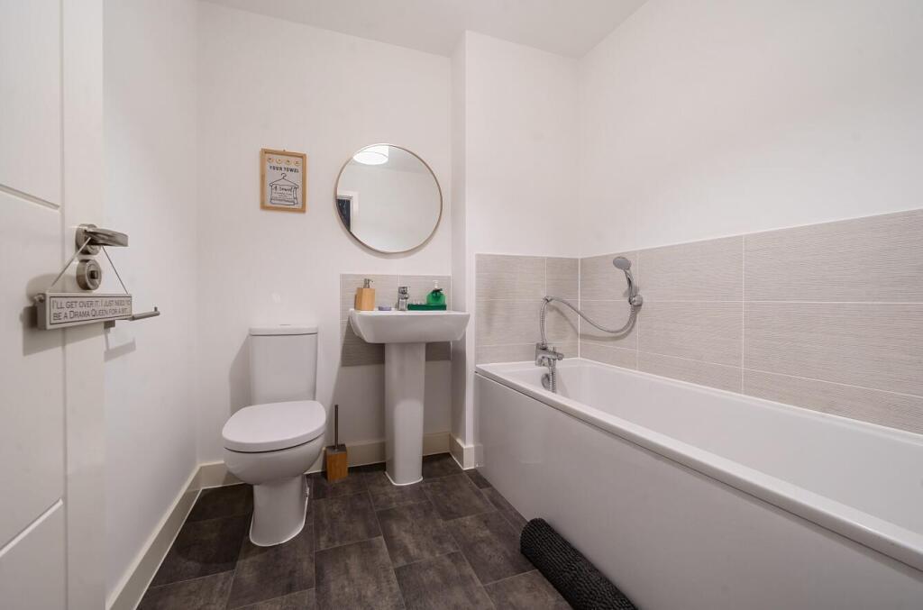 18 Acorn Way- Main abth