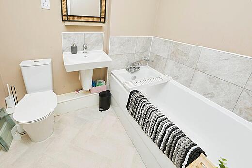 19 Etteridge Road - Main bath