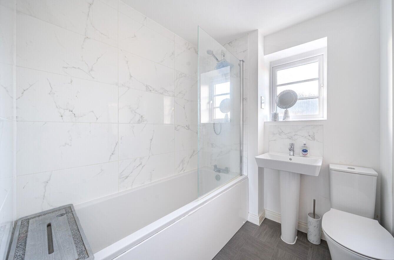 19 Poachers End-Primary bath