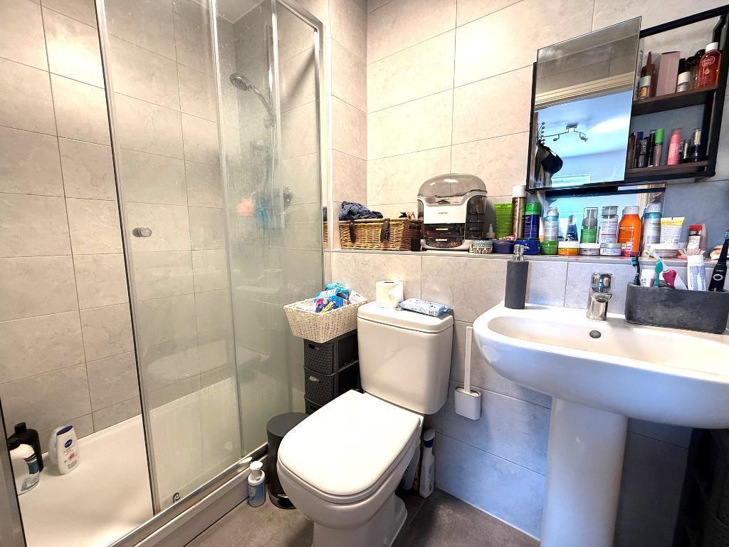 2 Heather Apartments - Ensuite