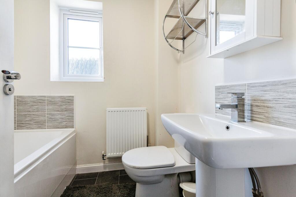 2 Sentinel Mews- Main bath 2