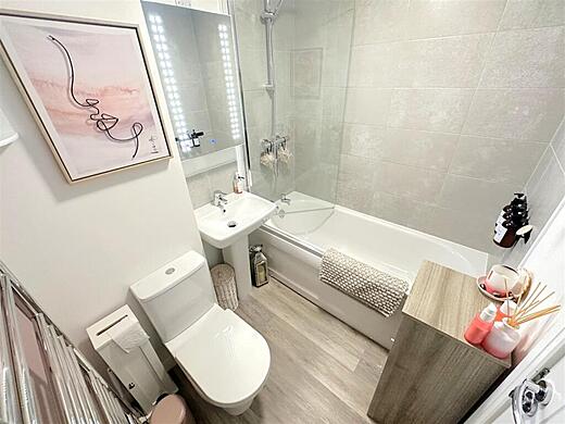 20 Swan Lane- Main bath