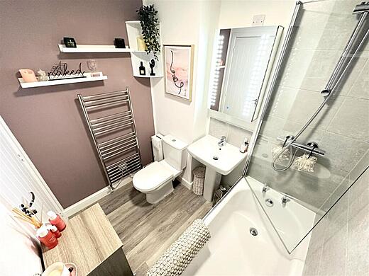 20 Swan Lane- Main bath
