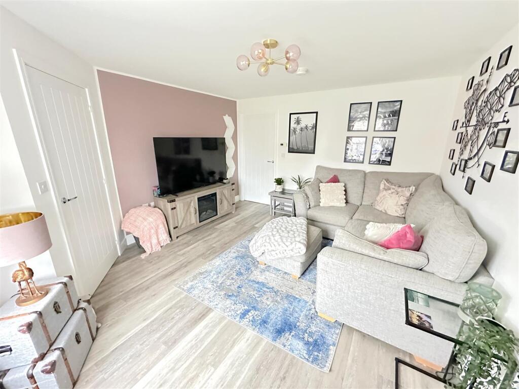 20 Swan Lane-Living room