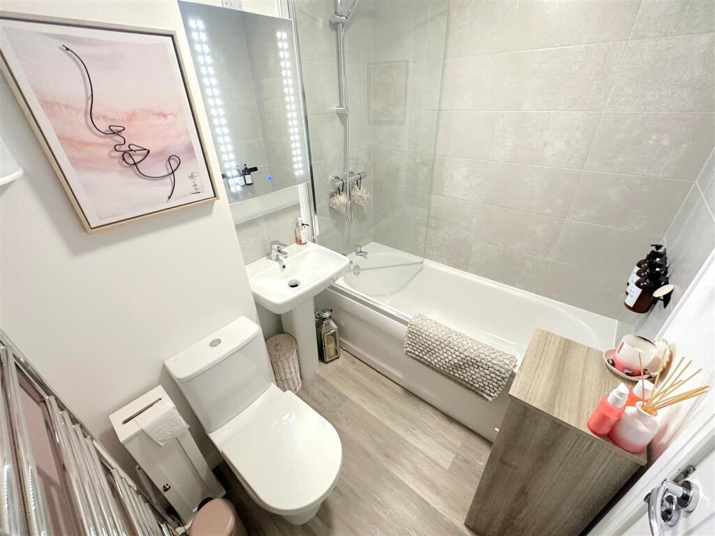 20 Swan Lane- Main bath