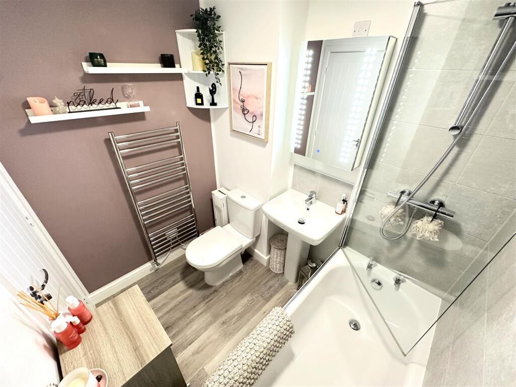 20 Swan Lane- Main bath