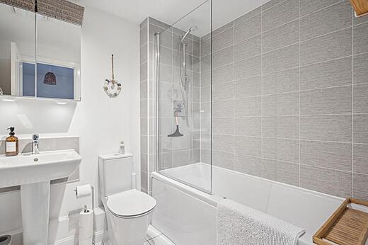 22 Mott Close-Primary bathroom