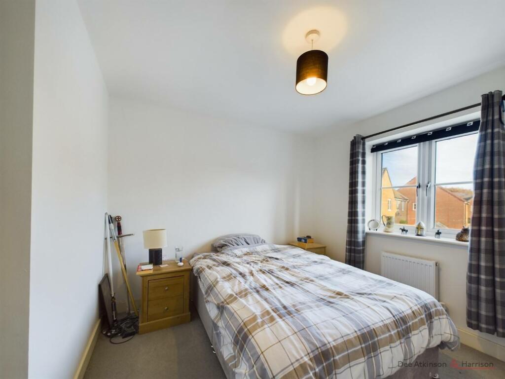 22 Woodsmansey Garth-Bedroom 2