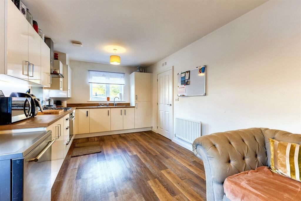 27 Moorcroft Fields-Kitchen3