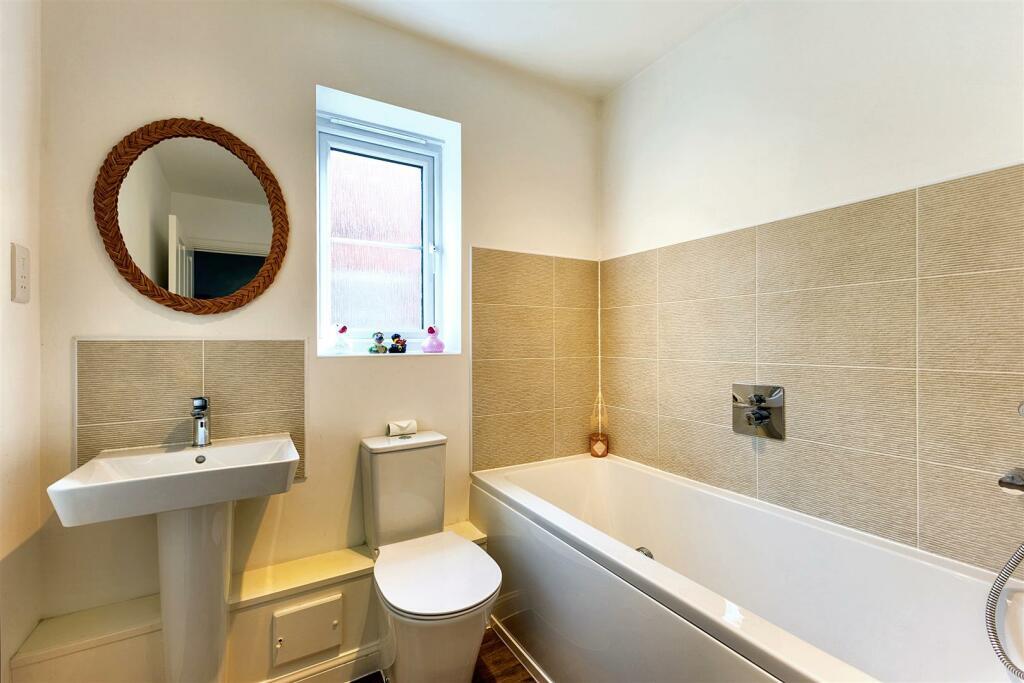 27 Moorcroft Fields-Main Bath