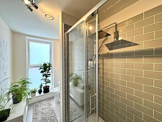 29 Decourcy House - Main bath