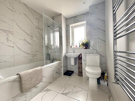 3 Morgan Close- Main bath
