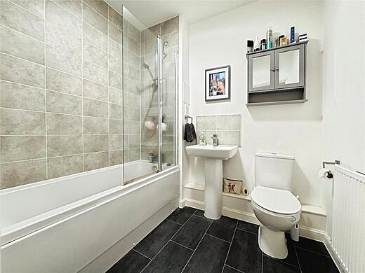 32 Edrich Grange- Primary bathroom