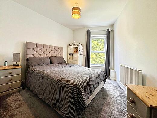 32 Edrich Grange-Primary bedroom
