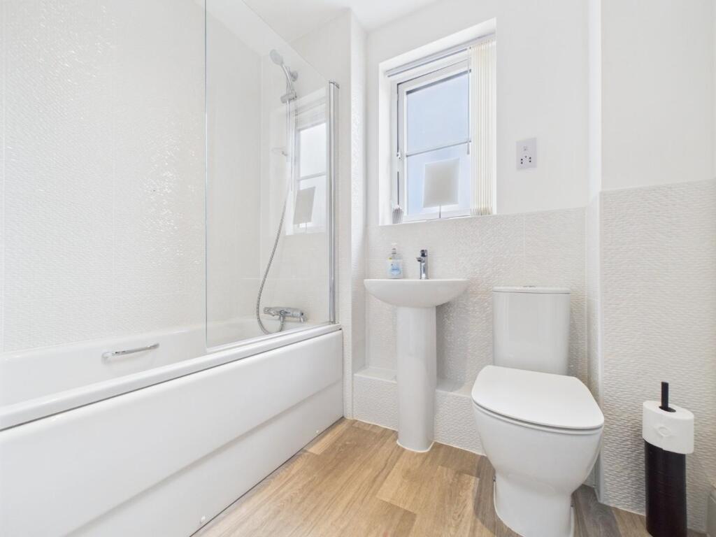 4 Hubert Doxy House - Main bathroom