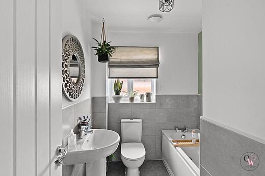 40 James Clarke Road  -  Maib bath