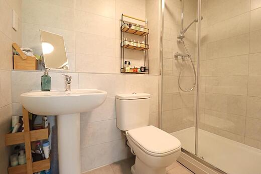 5 Juneberry Apartments - Ensuite