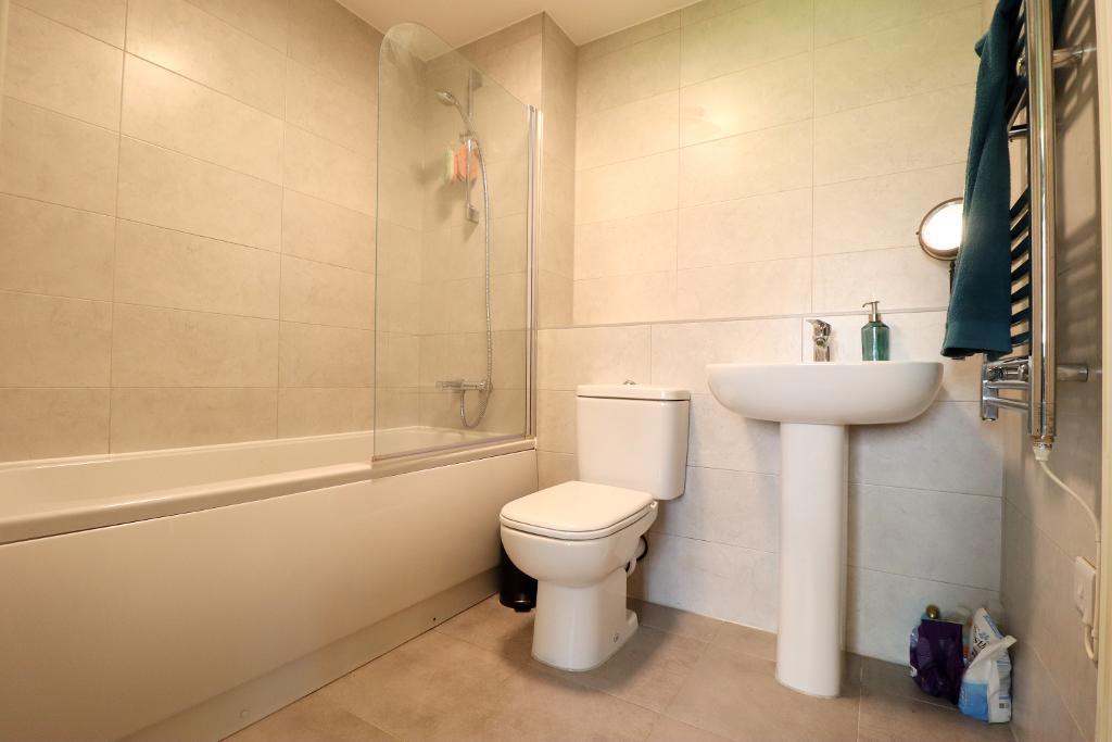 5 Juneberry Apartments - Main bath
