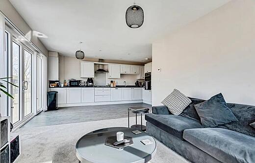 6 Linden Gardens- Living room