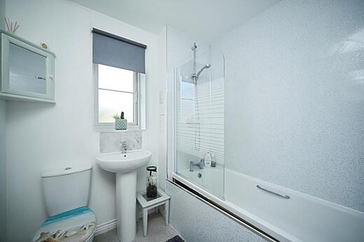 7 Bramble Close - Main Bath