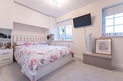 84 Thames Avenue-Main bed