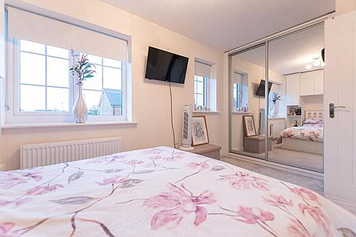 84 Thames Avenue- Main bed