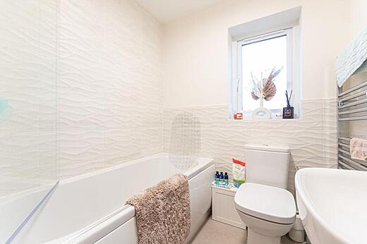 84 Thames Avenue- Main bath