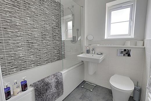 Flat 7 Chesnut  Road - Primary bathroom