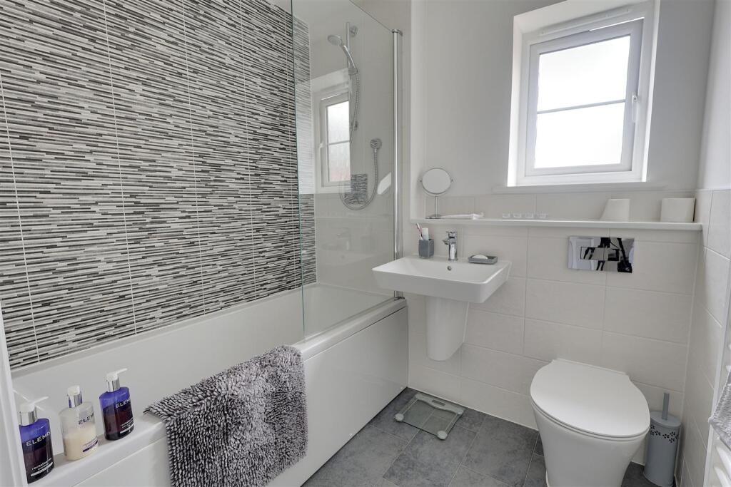 Flat 7 Chesnut Road - Primary bathroom